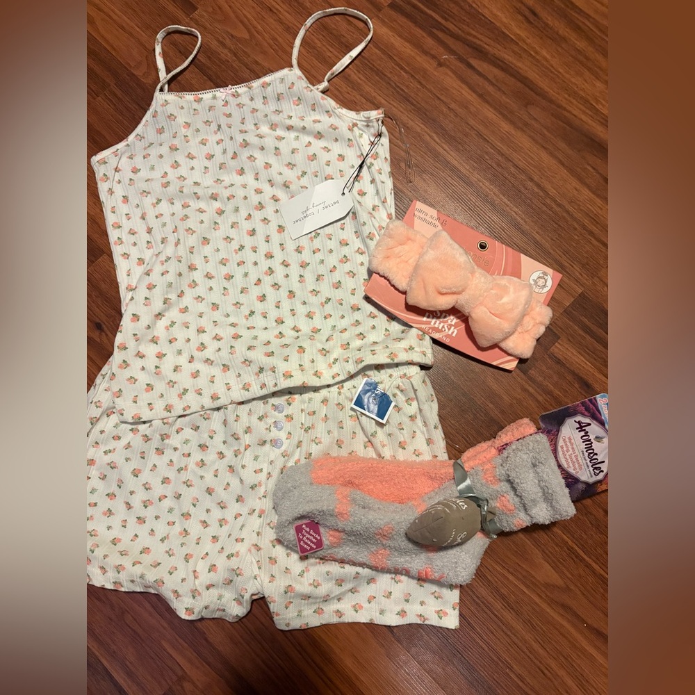 NWT “Peachy Gift Set” Floral Pajama Set with Accessories